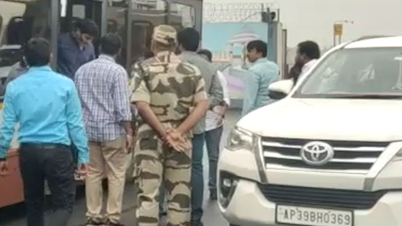 Mahesh Babu Visuals @ Gannavaram Airport | Manastars