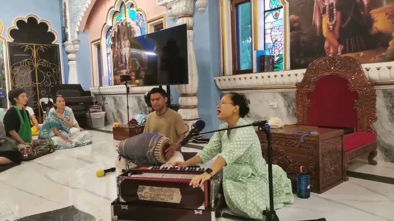 Traditional chanting by Chinese devotees
