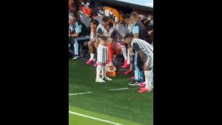 Messi sale reemplazado, Almada le ofrece sentarse en su lugar pero se niega y se sienta en el piso.