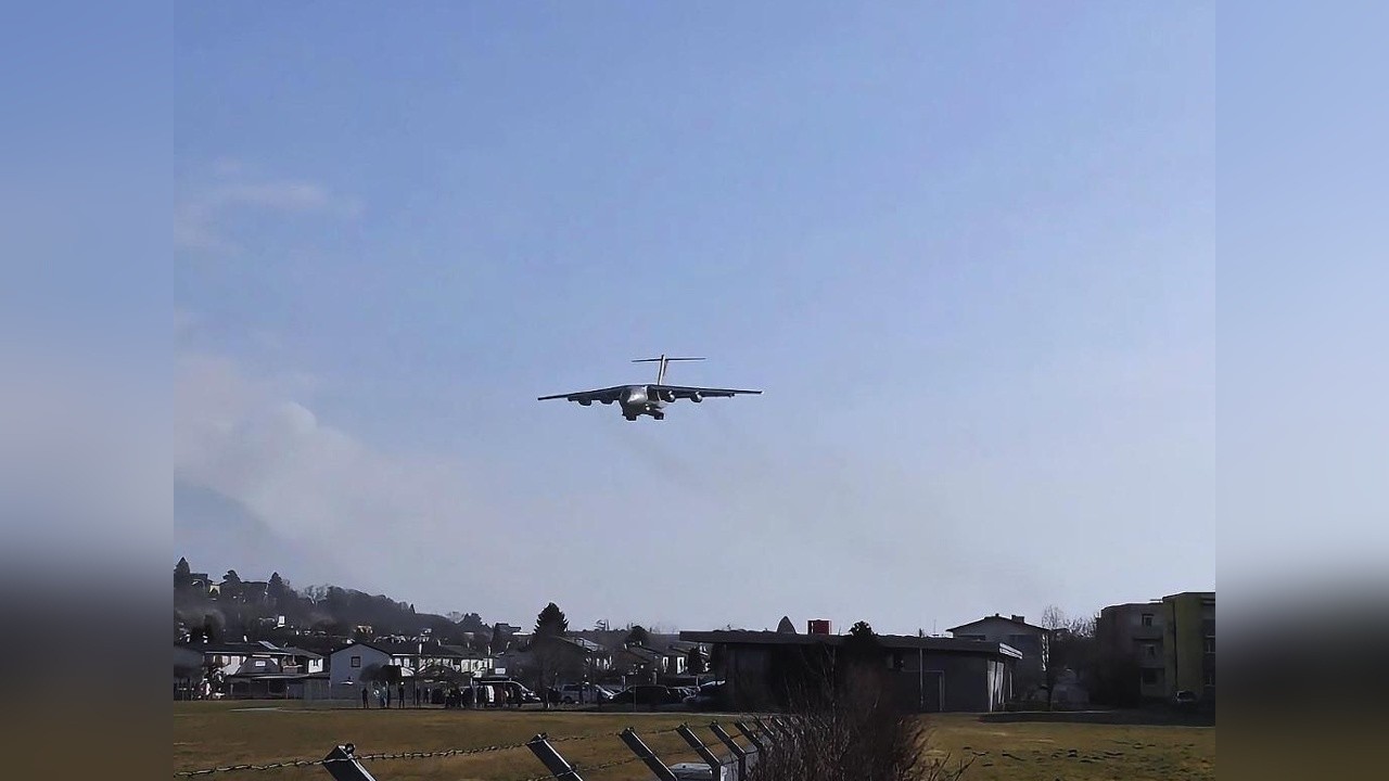 震撼！运20阿富汗式俯冲降落因斯布鲁克机场，完成投送任务后不停留不加油直接返航，真猛！