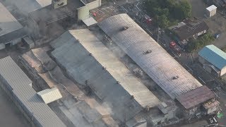 繊維工場火災で4遺体 4人負傷、1棟から出火か