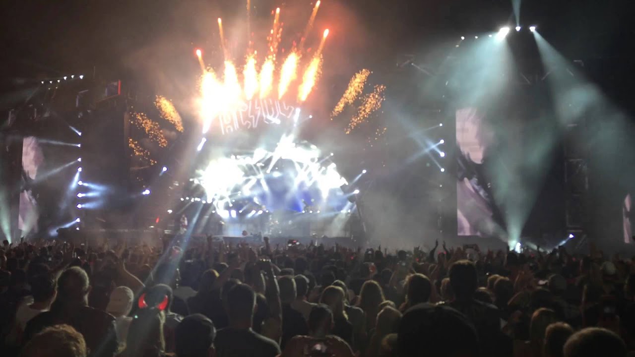 AC/DC For Those About to Rock Wrigley Field Fireworks - YouTube