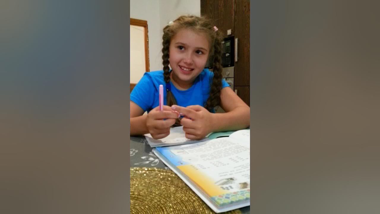 Видео как девочка решает задачу про огурцы. Задача про огурцы и грибы в бочонке. Девочка решает задачу огурцы. Задача сколько грибов в третьем бочонке. Видео как девочка решает задачу про огурцы.