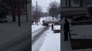 Download Lagu Fuel Tanker Slide on Ice | Duluth, MN - DWN Breaking MP3