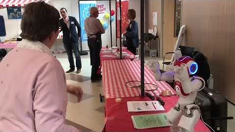 Dansen met zorgrobot Zora tijdens de Open Dag 2019