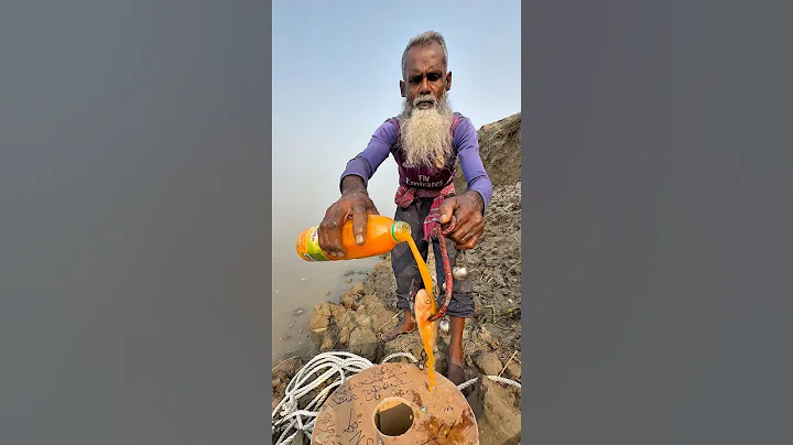 Traditional catfish bait throwing method by hook yarn #fishinglife #bait