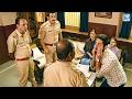 Andhadhun - मैं अंधा नहीं हूँ, ये देखो मैं देख सकता हूँ। इसी ने उसका मर्डर करके सूटकेस में डाला था.