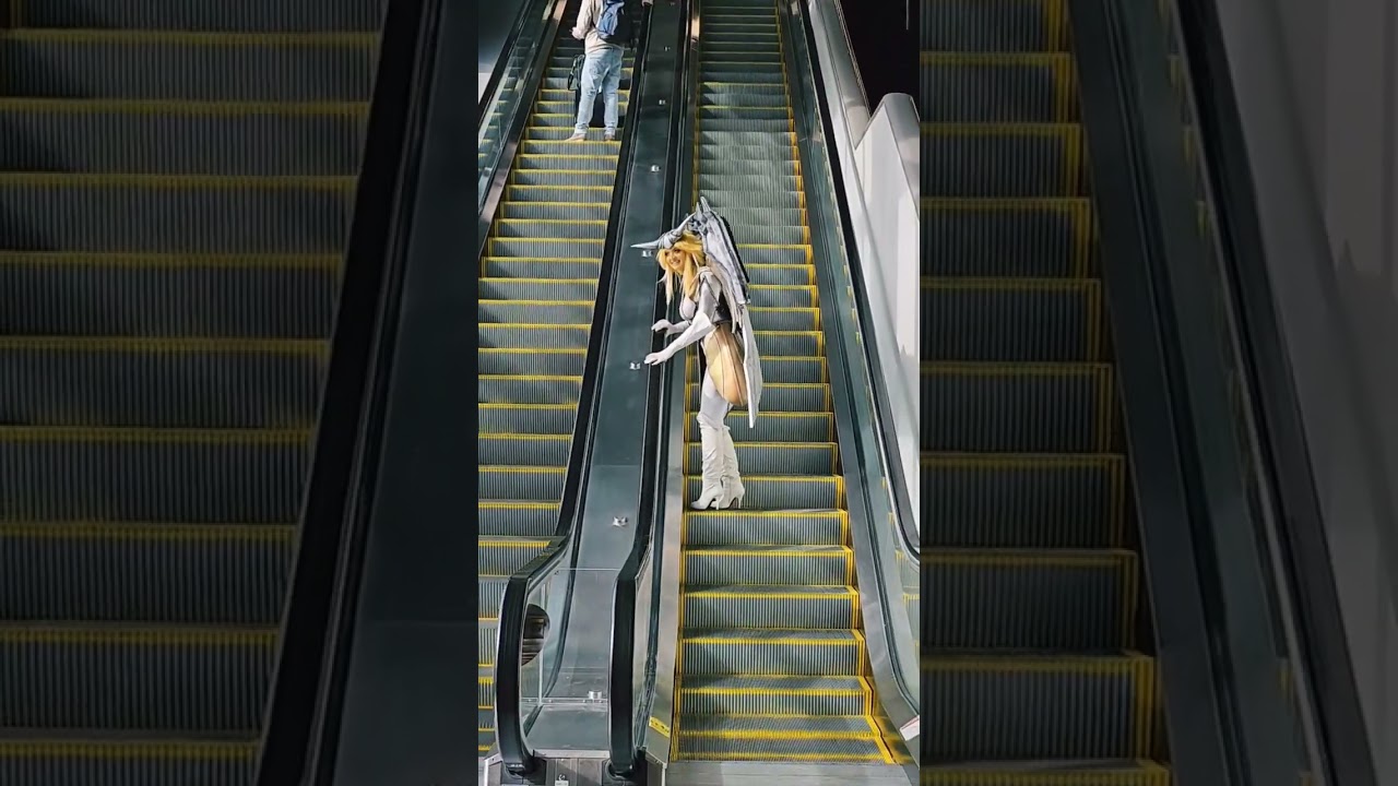 cosplayer vs escalator round 1