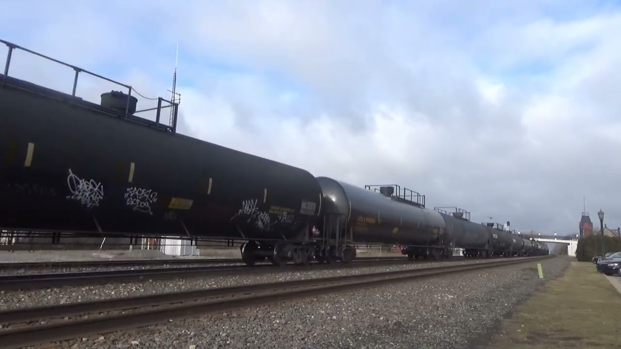 Watching NS CSX train in Berea Ohio