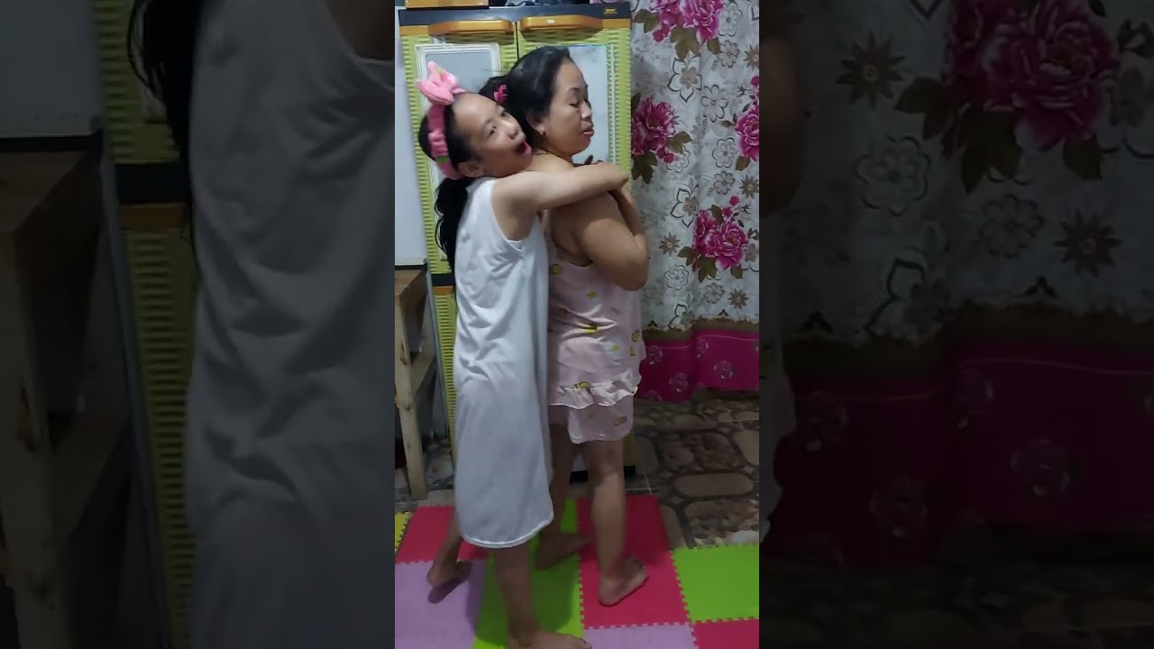 Индонезийское время шуток, Тася и мама весело проводили время, шутя друг с другом 03