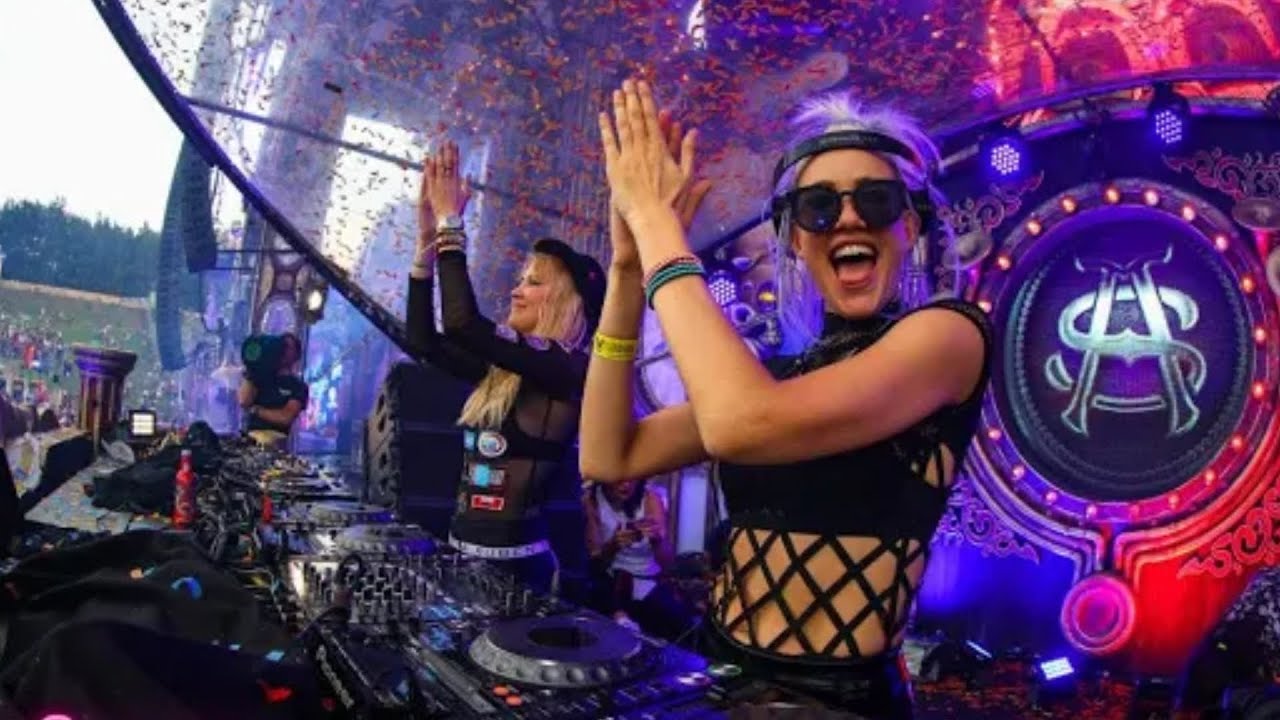 Feeling the Festival Vibes: Live DJ Set at Tomorrow's 