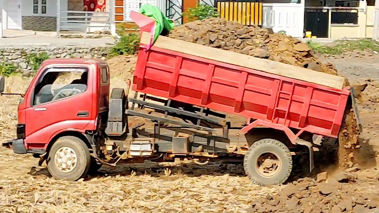 Mobil Truk TOYOTA DYNA Pengangkut Muatan TANAH Timbunan JOMPLANG Full Bak Menggunung DiProyek Baru 