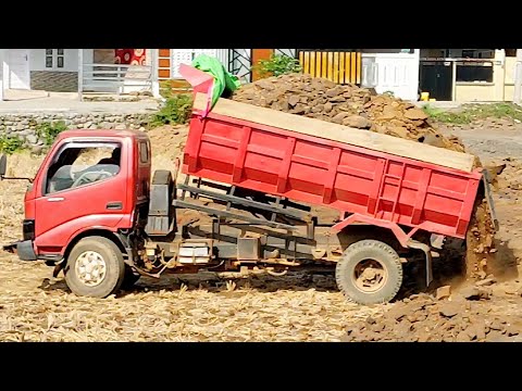 Mobil Truk TOYOTA DYNA Pengangkut Muatan TANAH Timbunan JOMPLANG Full Bak Menggunung DiProyek Baru