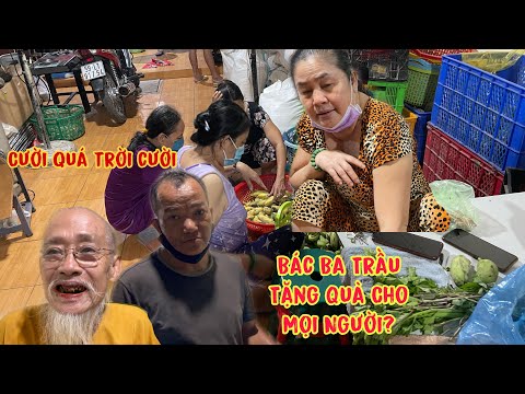 Video Bác Ba Trầu Vui Vẻ Phát Quà Cho Mọi Người Trong Bếp !... - youtube