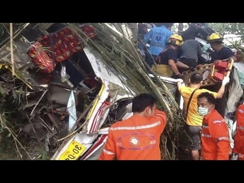 Автобус с туристами упал в ущелье в провинции Чиангмай, 13 человек погибли