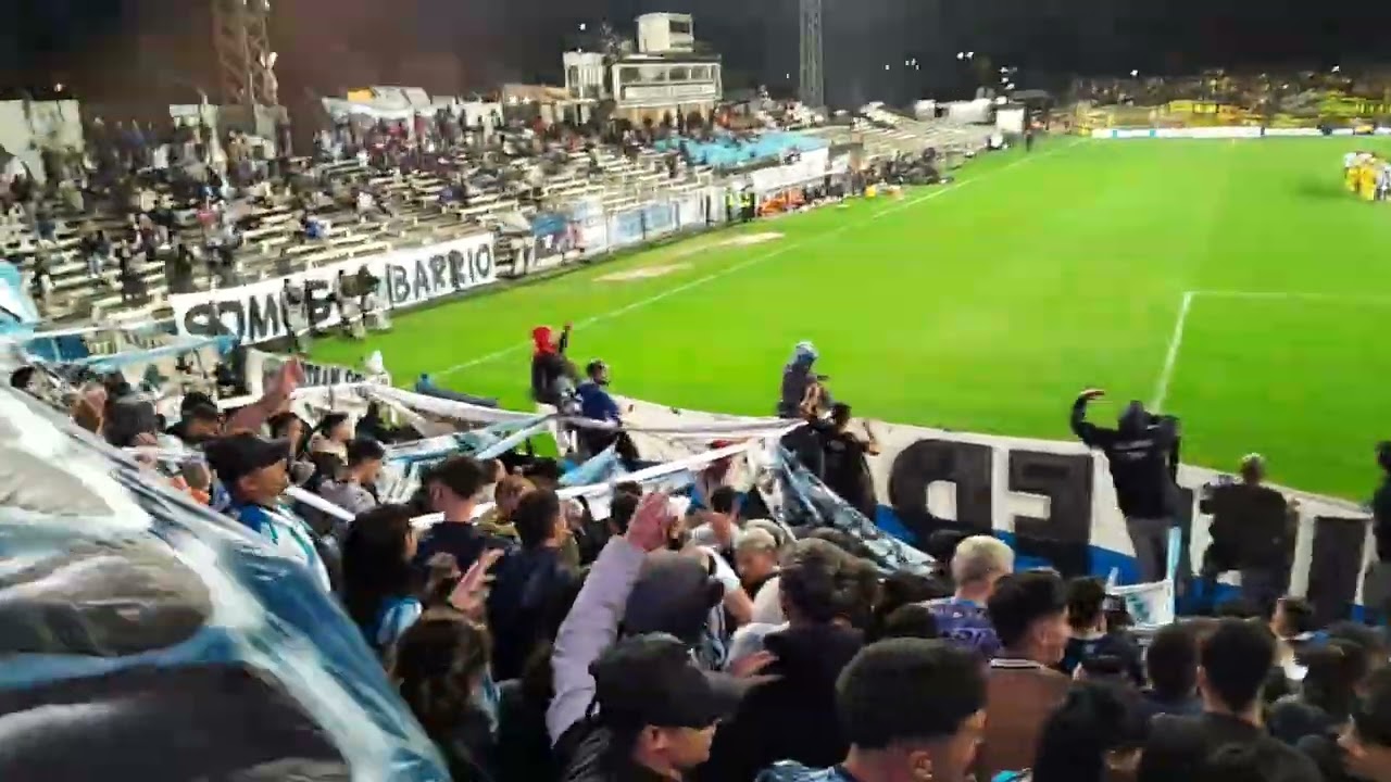 Entrada de los jugadores y el aliento de la Hinchada.