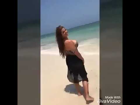 الراقصة مايا  بشاطئ “دياني” بكينيا تستمتع بعطلتها- فيديو