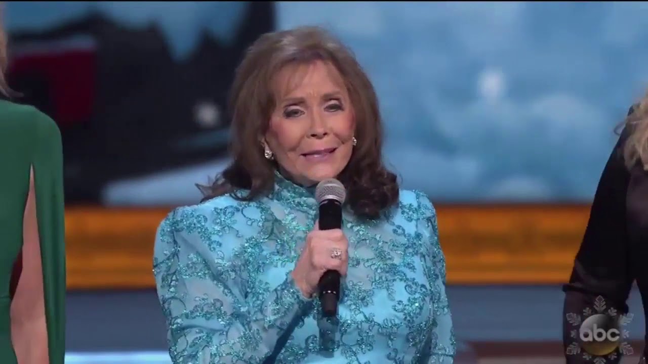 Trisha Yearwood, Loretta Lynn   Jennifer Nettles   Country Christmas   CMA Country Christmas 2016