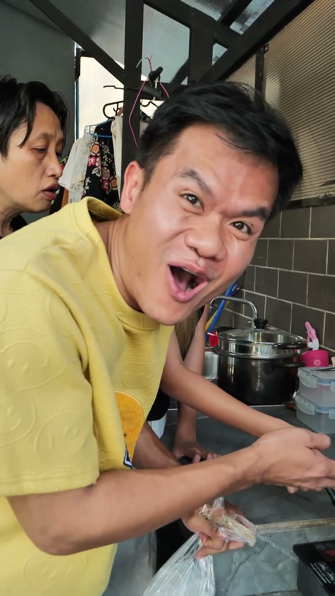 ลองเอาน้ำแข็งมาทำความสะอาด เตาหมูกะทะที่กินเมื่อวาน?? #kitchenhacks #บี้เดอะสกา #bietheska
