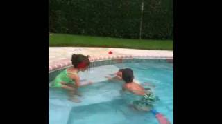 Vicky Edu E Isa En La Piscina