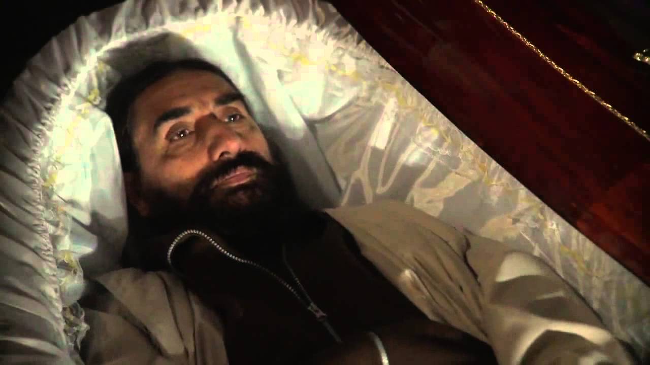 Romper el huevo Trailer