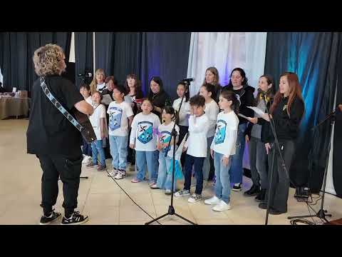 Actuación del Coro de la Escuela San Martín en la Feria del Libro