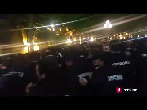 პოლიციის კორდონის გარღვევა