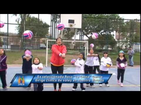 Rosa García dirige clínica de voley en Santiago de Surco