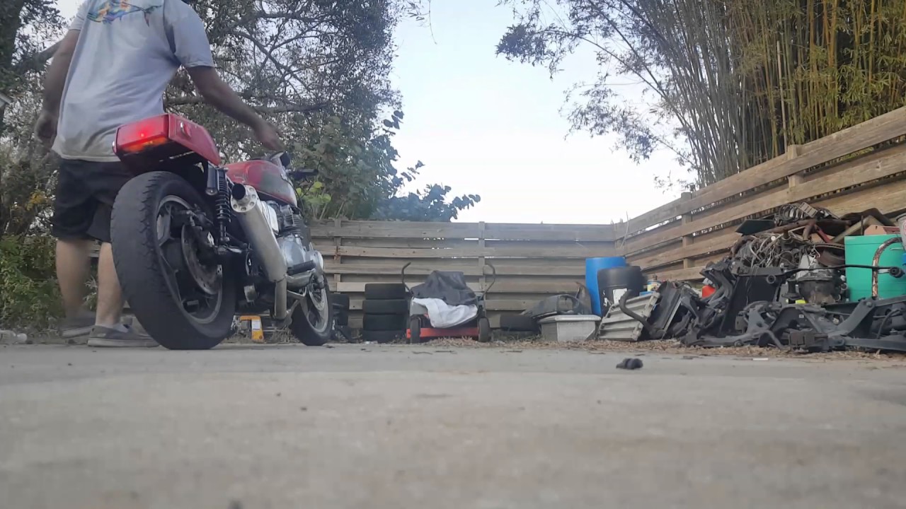 Gs1000g warm idle, and rev to 6k. Yoshimura 4 into 1 header, vance & hines muffler