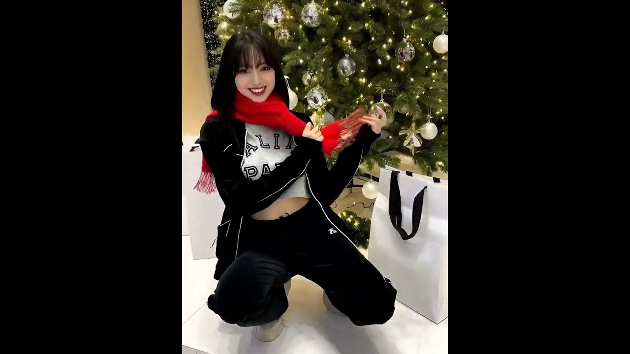 Lisa with christmas tree 🥰😍🥰 