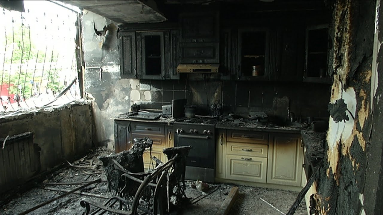 Мебель после пожара. Квартира после пожара. Сгоревшая кухня. Уборка после пожара. Кухня после пожара.