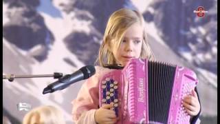 Madlyn accordéon -  TAUREAU PASO - Paso doble accordéon et chant- Child accordion - Enfant accordeon