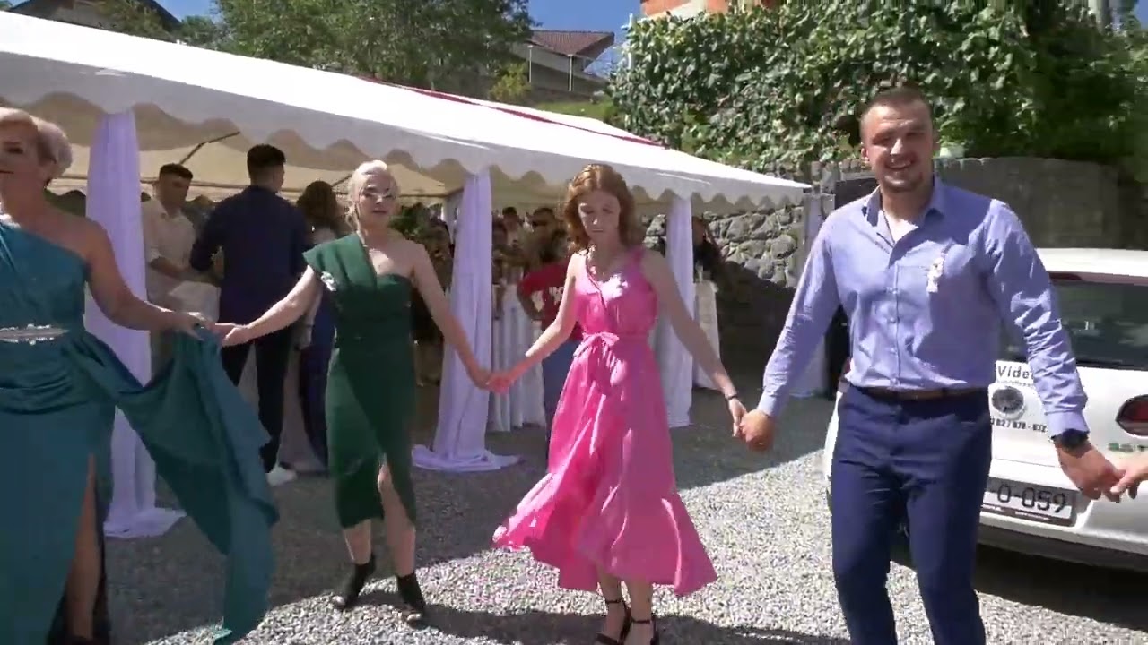 Svadbeno kolo prije izlaska mlade