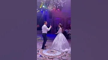 العريس يغني للعروس في الزفه شوفو 