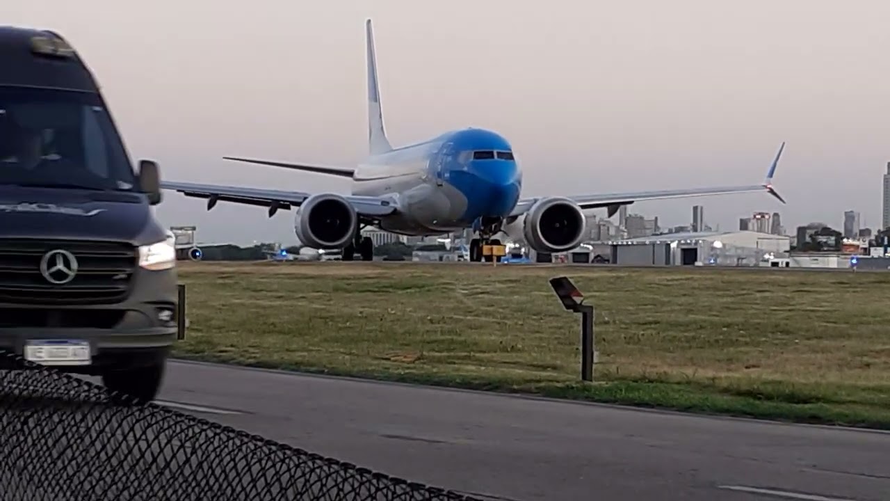 Boeing 737 Max 8 LV-KNQ AA