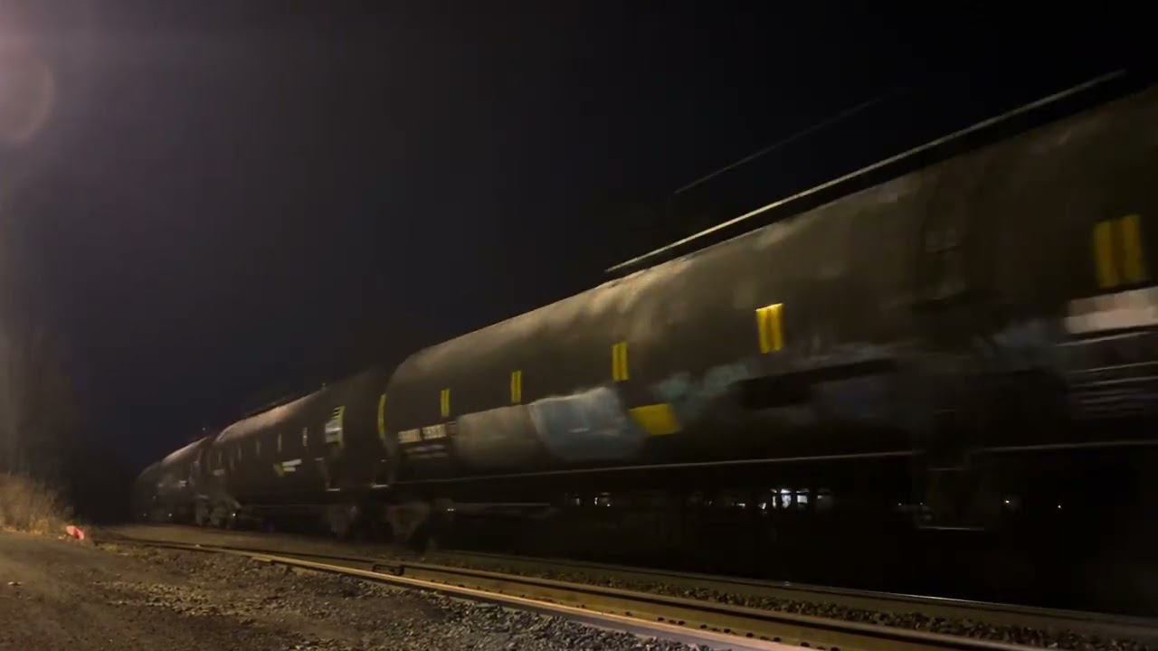 CSX 7016 CM44AC leads a short CSX M404 through Piscataway,NJ