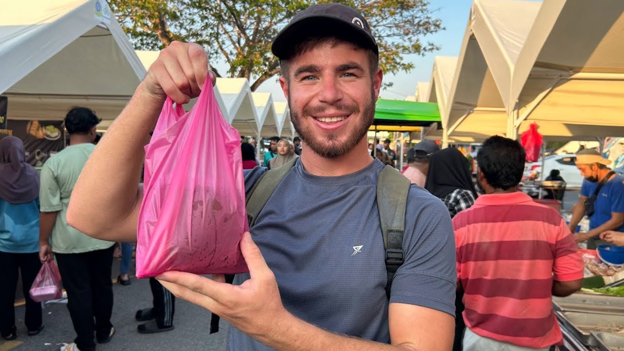 MALAYSIA FOOD BAZAAR on the FIRST night of Ramadan 🇲🇾