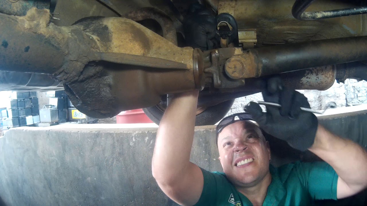 Remoção do eixo carda ( diferencial) bipartido,Opala caravam... - YouTube