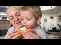 В 1 год ест апельсин. In 1 year, he eats an orange.