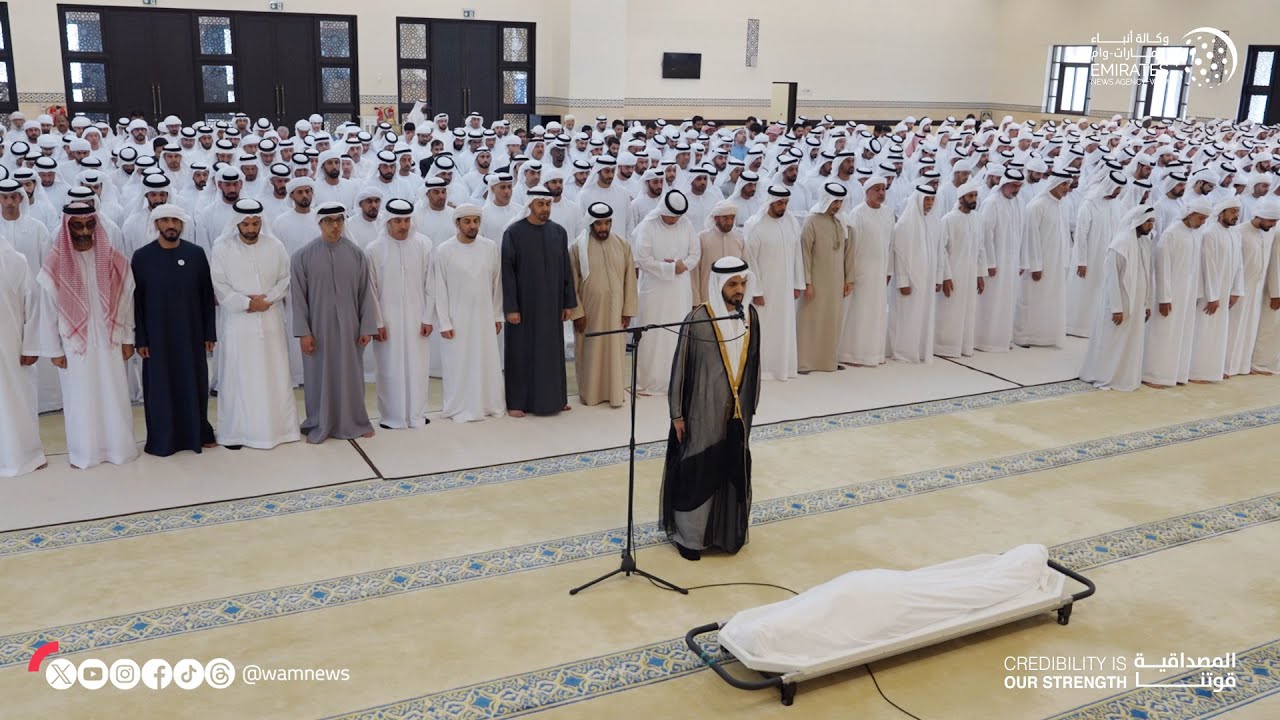 رئيس الدولة وحاكم رأس الخيمة والشيوخ يؤدون صلاة الجنازة على جثمان طحنون بن محمد