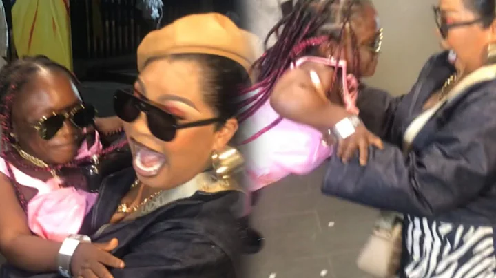 FUNNY MOMENT WHEN LAIDE BAKARE CARRY AUNTY AJARA AT QUEEN LATEEFAH MOVIE PREMIERE