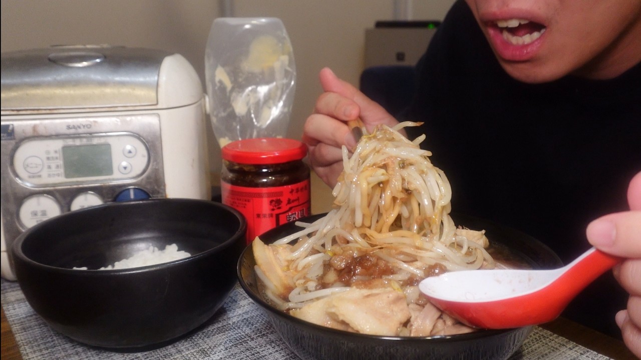A single man who binge-eats ramen all day - YouTube