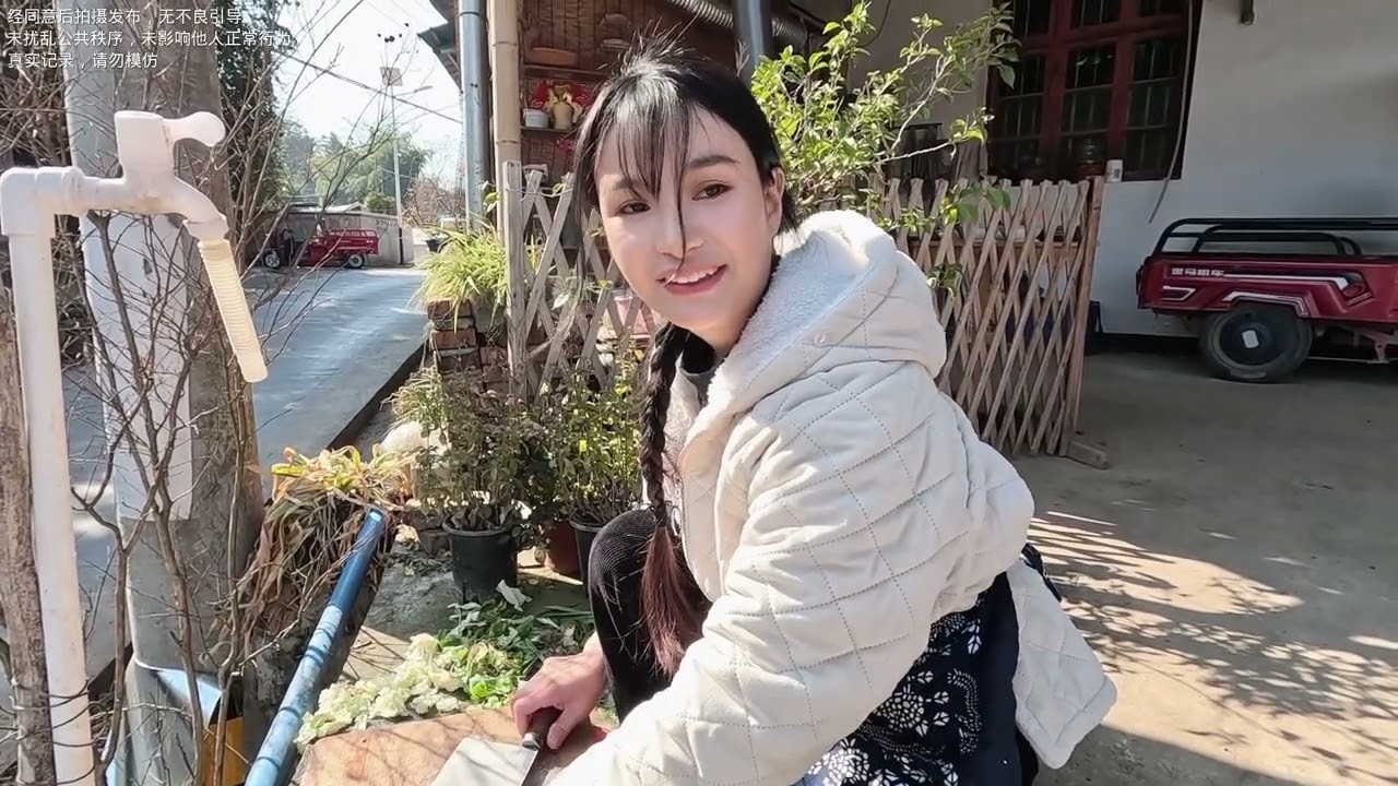 蹭饭实拍：美女犹豫的接受了我，突然她妈妈来了，现场好尴尬