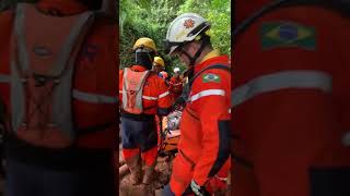 Voluntários de Jaraguá do Sul e Joinville resgatam mulher a pé em maca por 10 quilômetros no RS