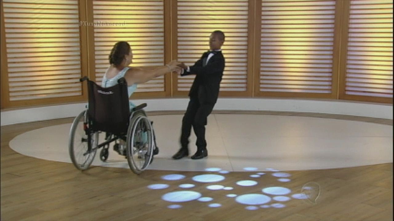 Cadeirante realiza sonho de dançar com o filho e ganha cadeira especial