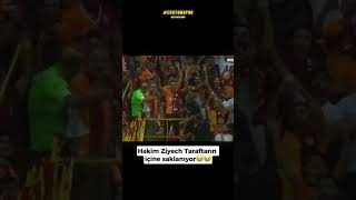 Hakim Ziyech Taraftarın Içine Saklanıyor..