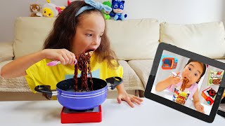 Milana Cooking Black Noodles like a Boram Kids Pretend Play 뽀로로 짜장면