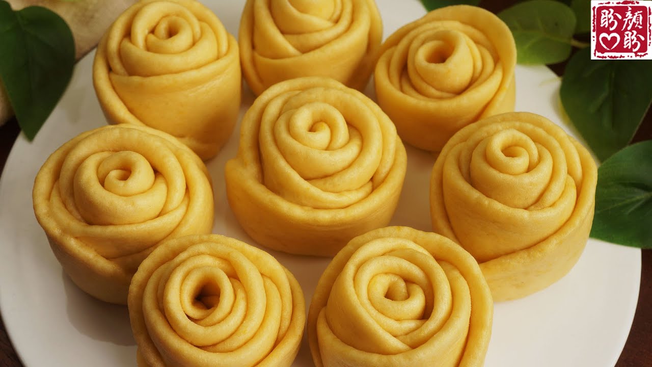 Steamed bread with pumpkin and rose。南瓜玫瑰花馒头，不加一滴水，色泽金黄，暄软香甜，健康又美味！