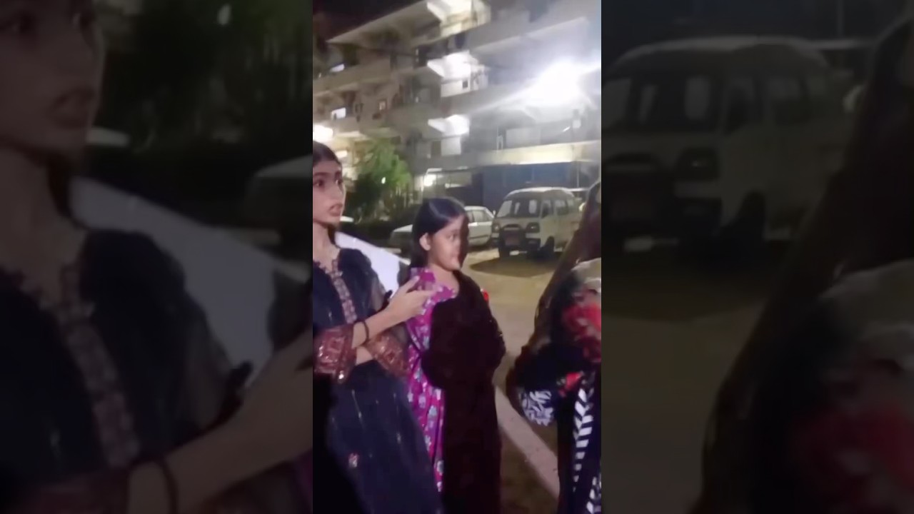 Indian girls fight on the street 