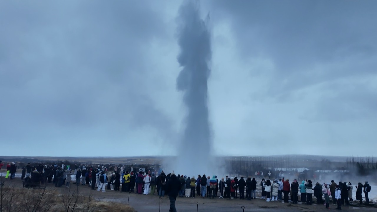 【4K】Watching a Geyser in Iceland